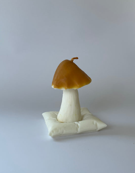 L'Heure du Rêve — bougie décorative artisanale · Champignon sur coussin · Cire de soja