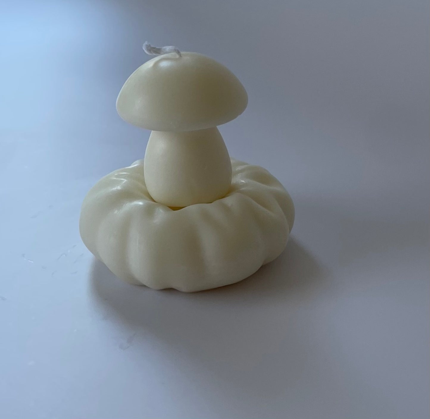 Le Petit Champignon sur son Nuage — bougie moulée artisanale · Cire soja