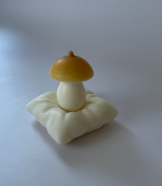 Le Petit Champignon sur son Coussin — bougie moulée artisanale · Cire soja
