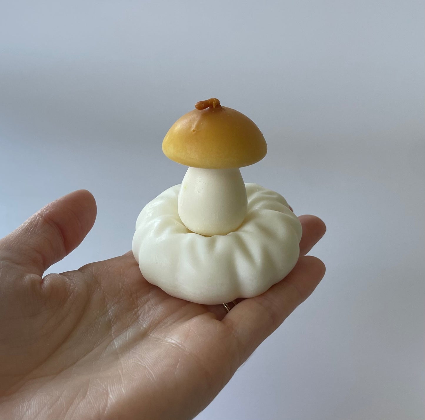 Le Petit Champignon sur son Nuage — bougie moulée artisanale · Cire soja